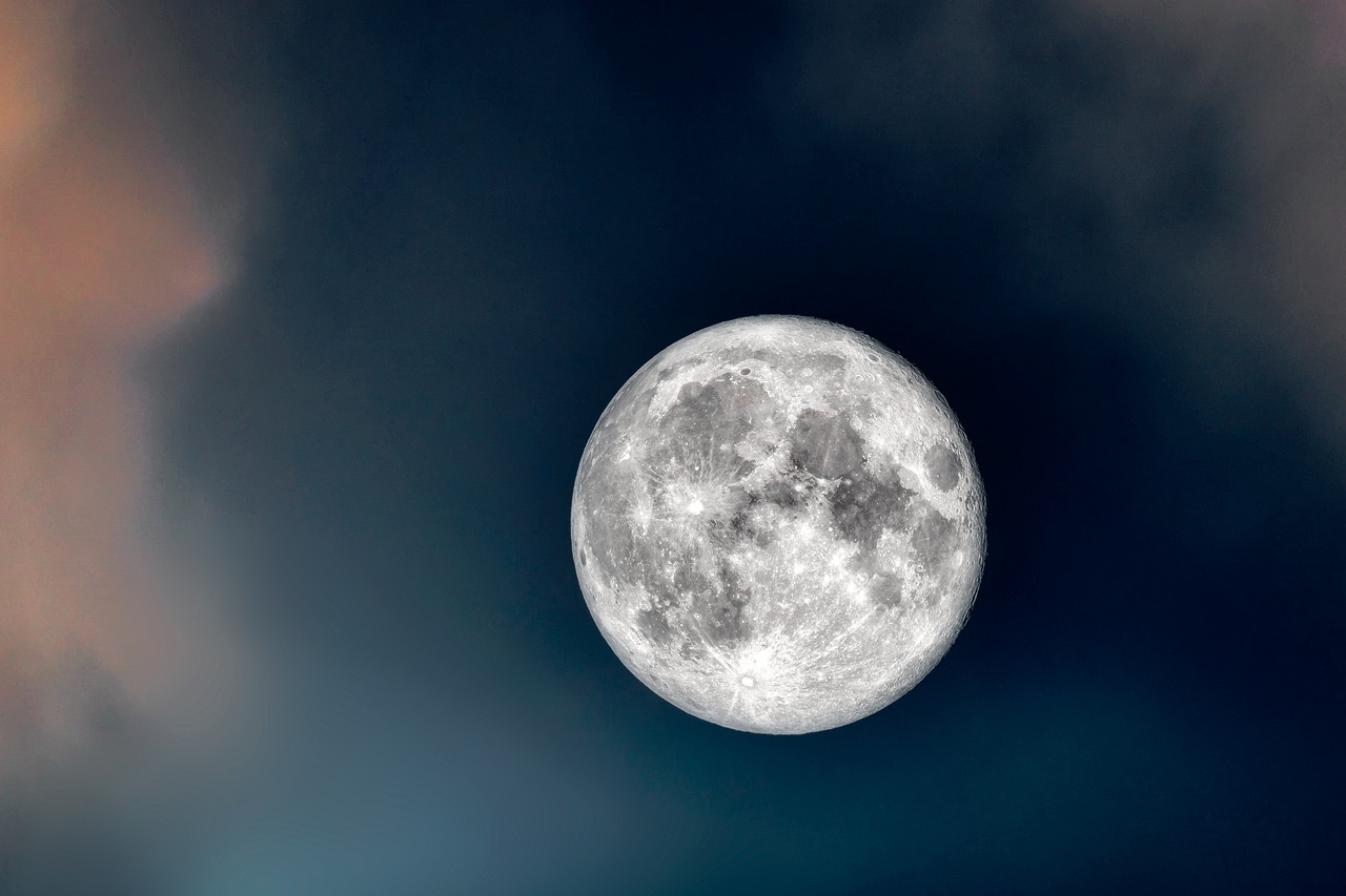 Badaczka: Księżyc w przyszłości może być źródłem cennych pierwiastków i minerałów