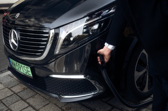 Mercedes-Benz ułatwia przejście na elektromobilność