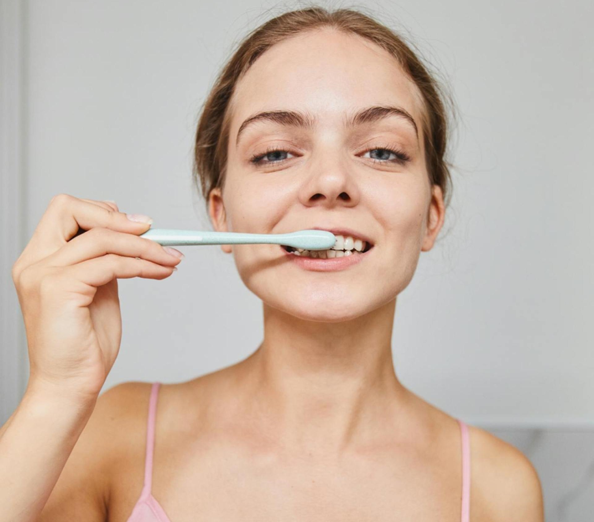 Nadmierne, intensywne szczotkowanie zębów  – nie rób tego, to szkodzi zębom!